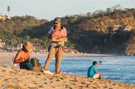 playa con mujeres desnudas